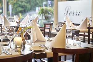 Restaurant Vivaldi, the table is set with white tablecloths and white napkins.