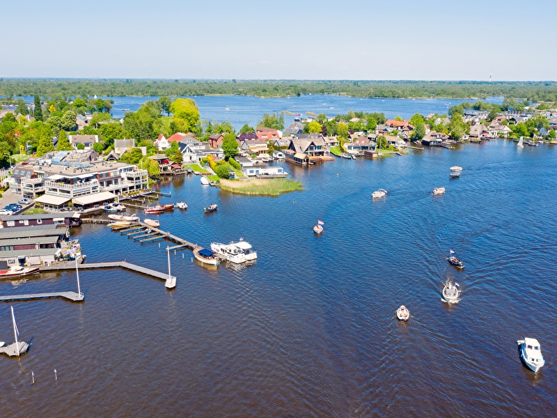 Loosdrechtse plassen omringd door water, boten en natuur. 