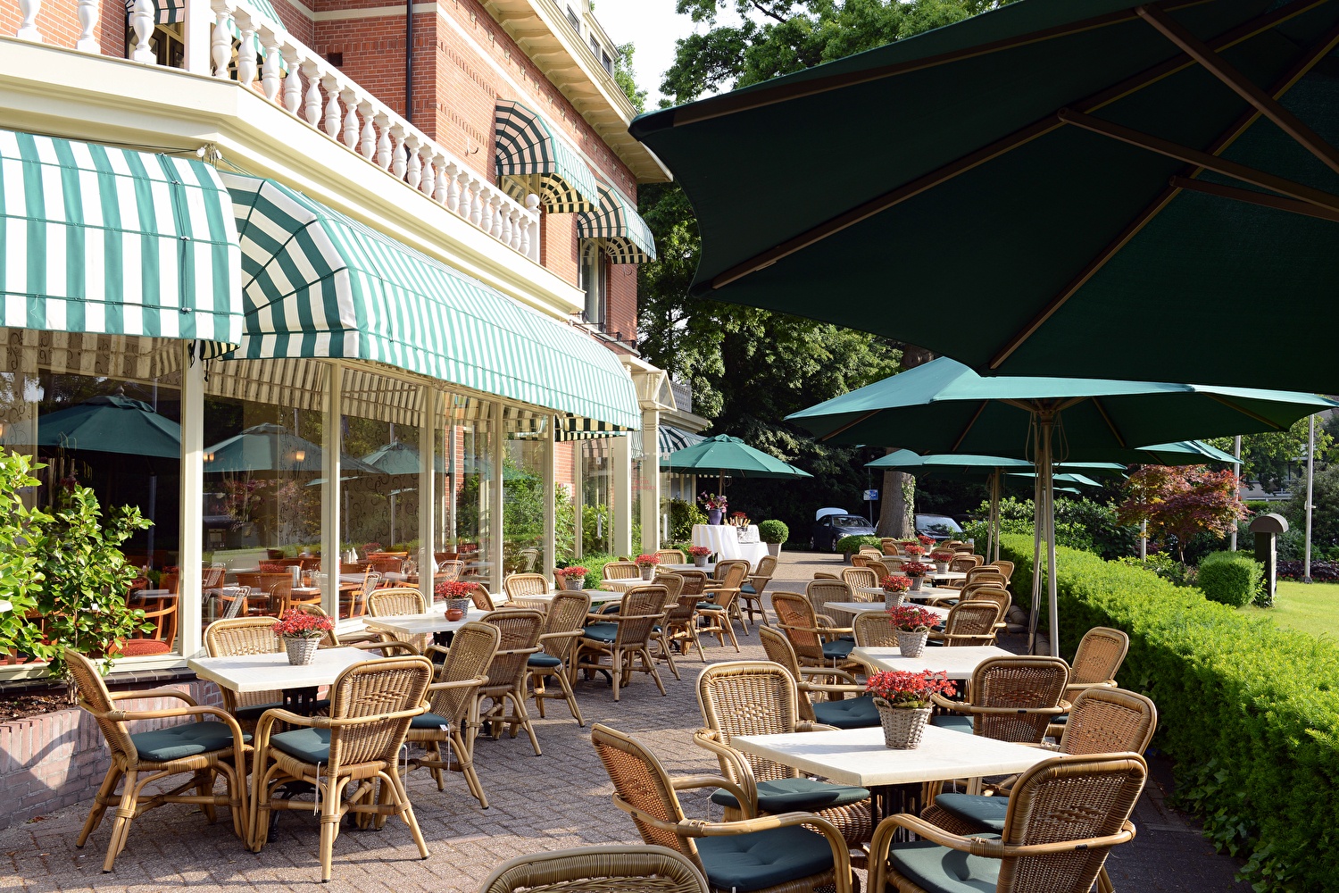 Een zonnig terras aangrenzend aan het Vivaldi restaurant van het hotel